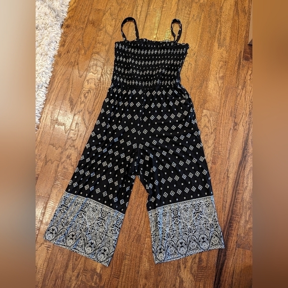 Torrid Super soft romper, black & white smocked Jumpsuit plus Size 1x - Picture 8 of 10